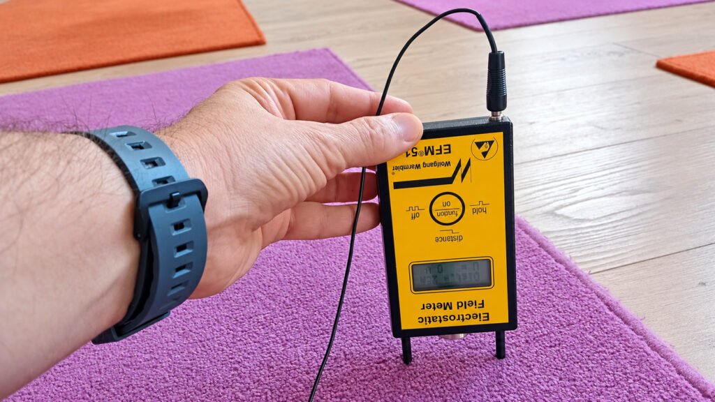 Técnico de Cemprotecta con un medidor de campo electrostático en la mano durante una medición.
